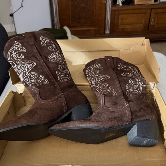 Boohoo Dark Brown Embroidered Heeled Boots - Picture 2 of 6